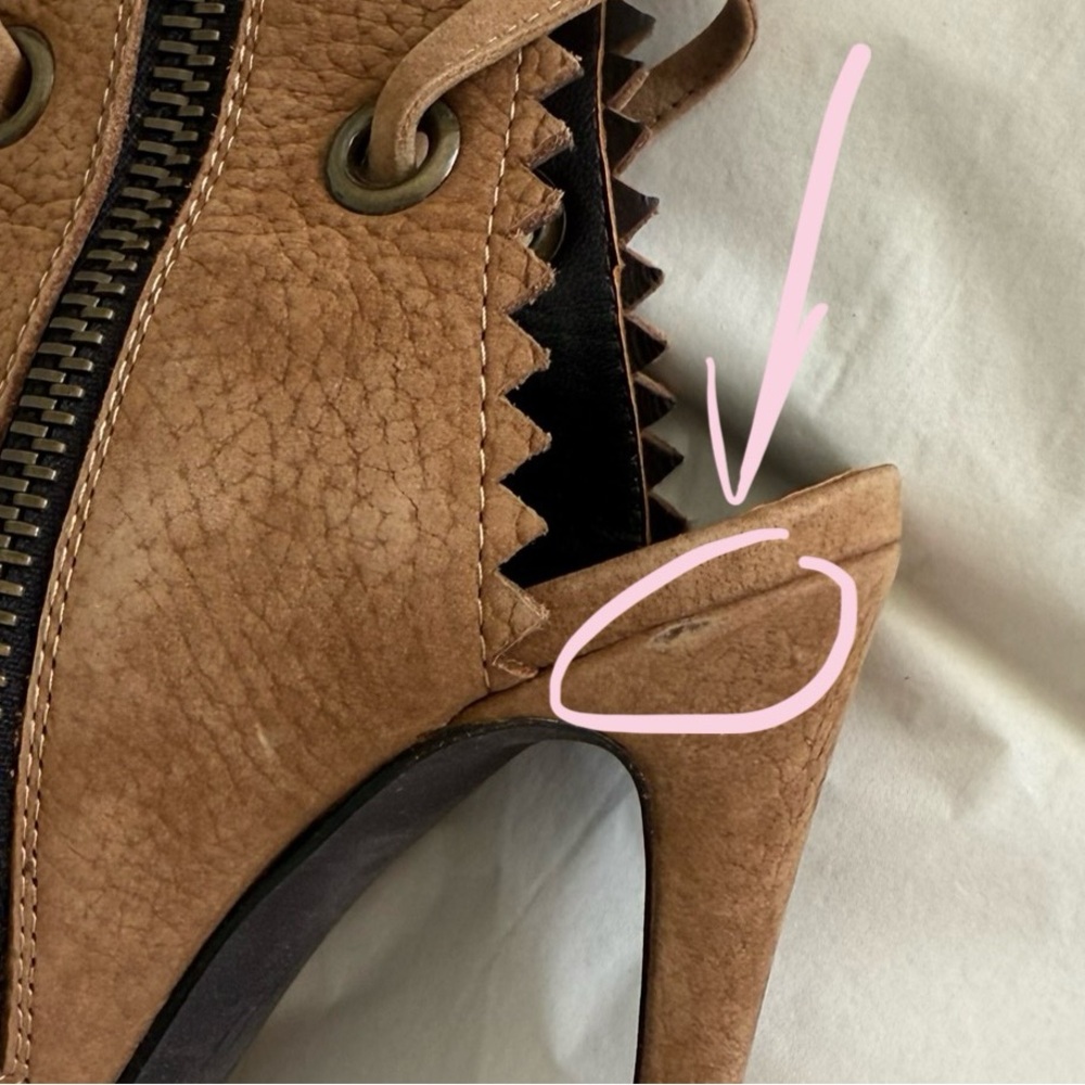 EUC Giuseppe Zanotti Nubuck Lace-Up Ankle
Boots $1,595 36 - Picture 16 of 16